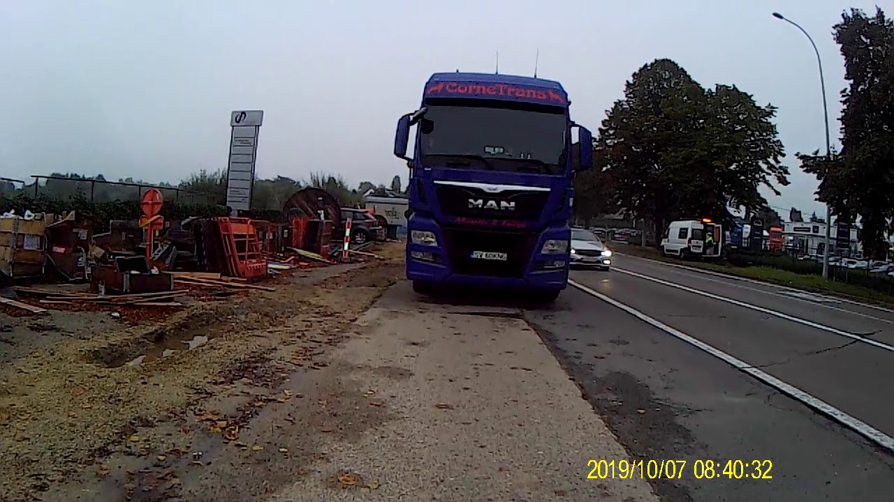 Zellik: one bike lane for both directions ... and a truck