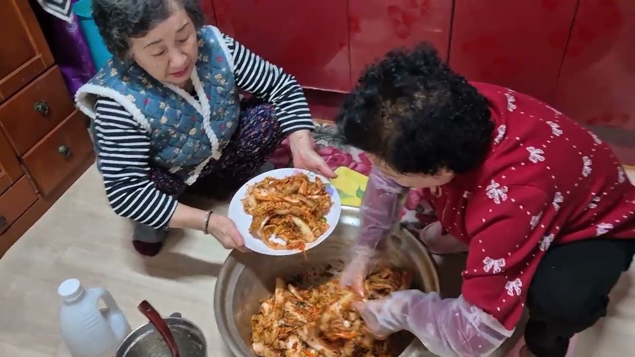 80살시골엄마 생새우갈아서 배추겉절이 하고 새조개무치고~풀때기아줌마편^^