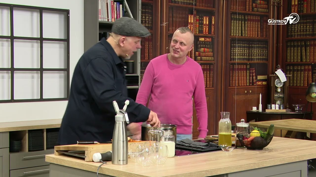 Mit Charme & Schürze: Stephan Nack, zwei Köche im Studio, es gibt Karotten-Ingwer-Suppe