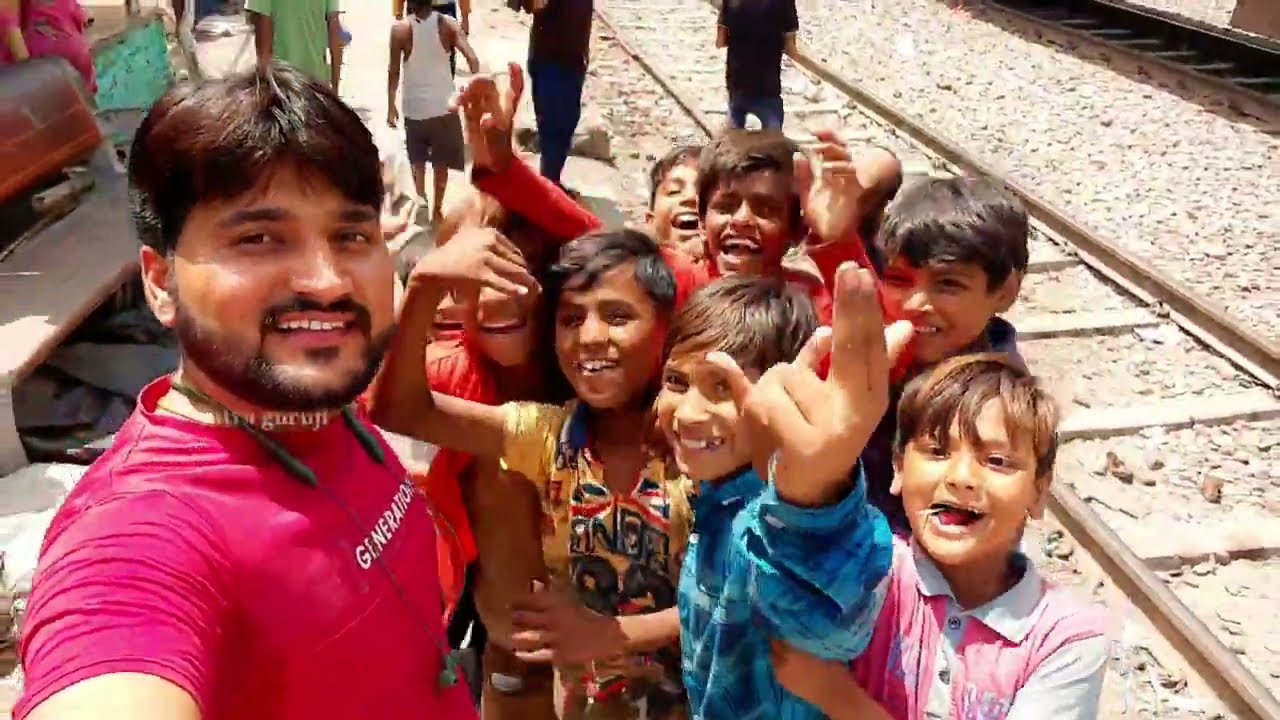 देश की राजधानी का सबसे गरीब मोहल्ला||Delhi slum area @yatraguruji5900