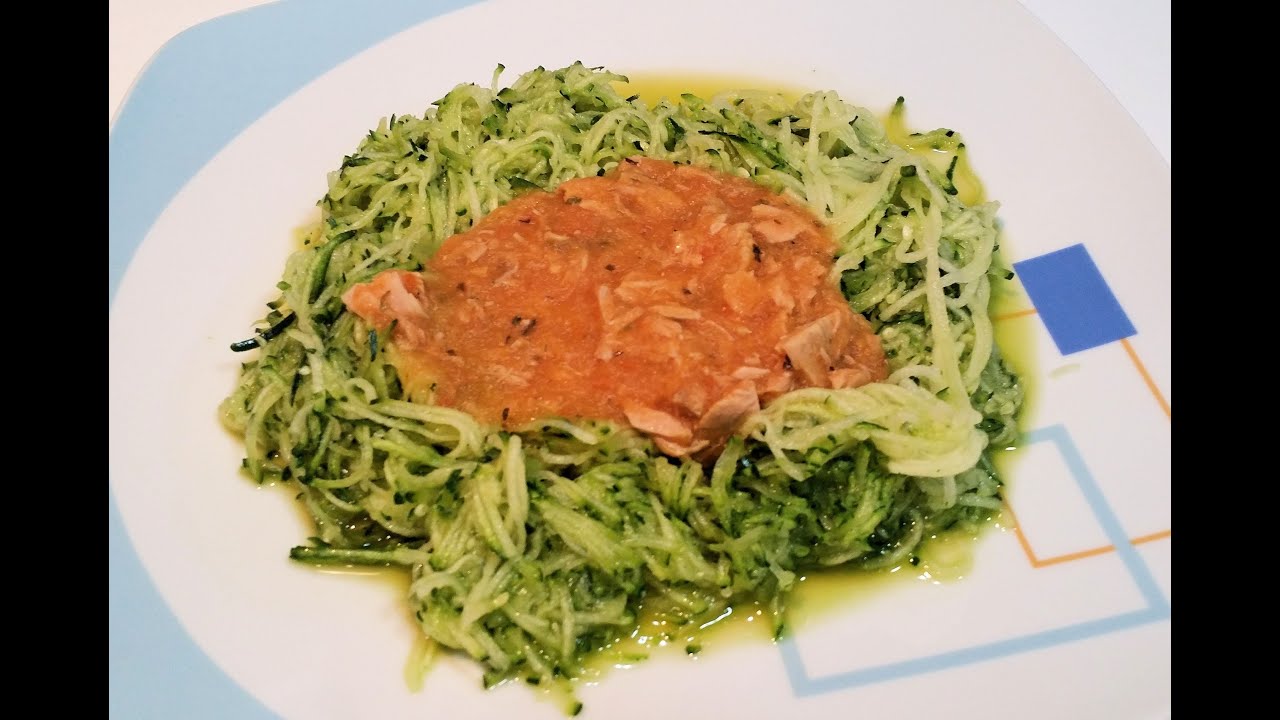 Espagueti de calabacín con atún y tomate