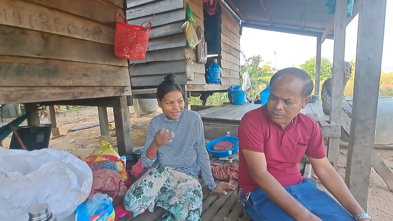 នាំយកជំនួយថវិកាអ្នកម៉ែមុំផ្តល់ឲ្យអ៊ីអ៊ីនិងអ្នកភូមិចាស់