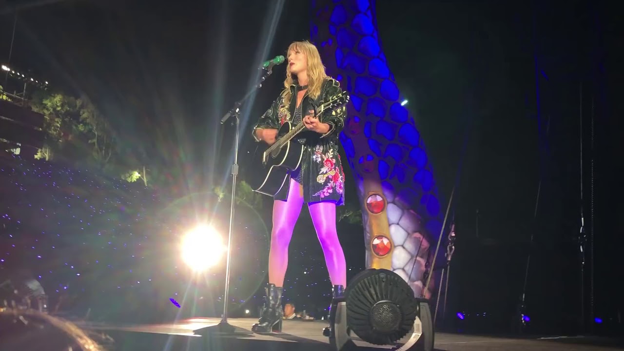 Taylor Swift Reputation   Pasadena   front row   Dancing with our hands tied   YouTube