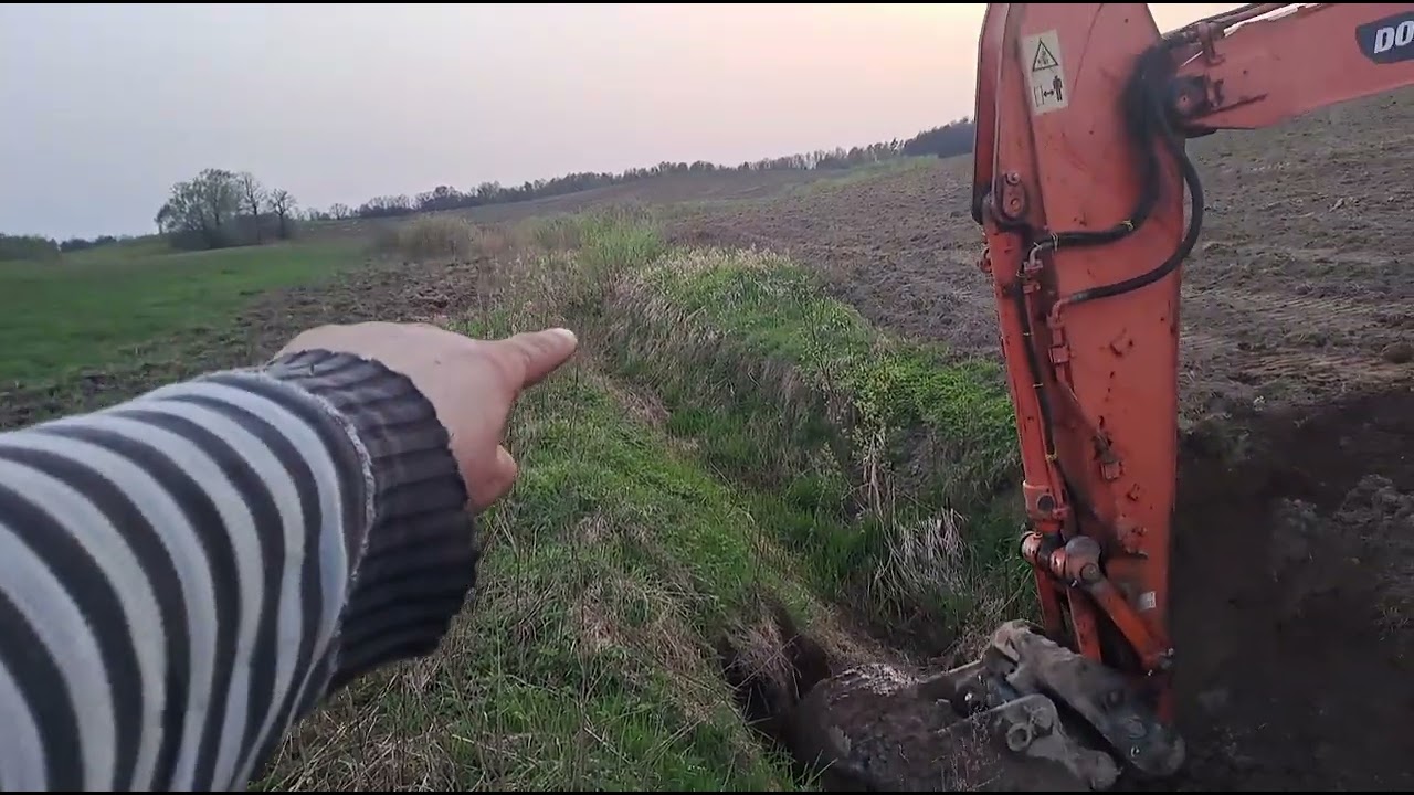 Melioracja pola na wiosnę na 2 koparki będzie fosąa przed intruzami.