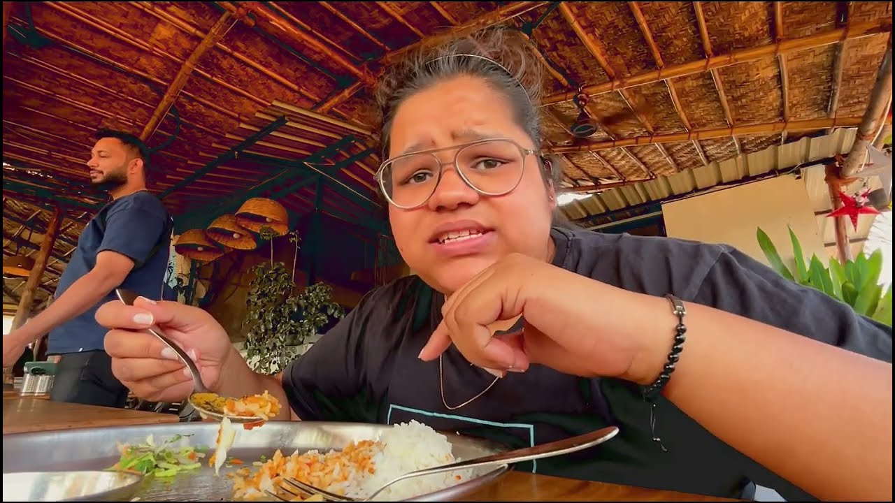 AIZ FAMOUS RESTAURANTANCHI THALI JEVLI 🍽️ | KONKANI VLOG | AKANSHA AND APEKSHA VLOG