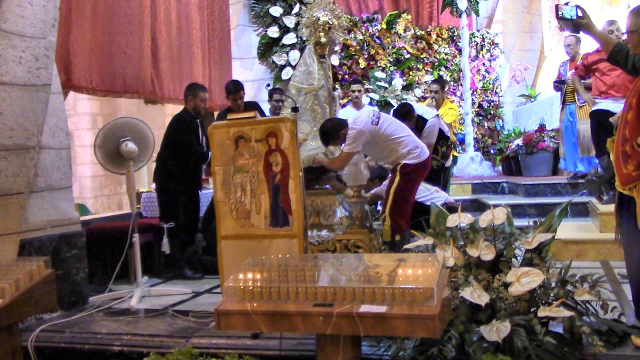 Ayudando a cambiar de andas a la Virgen de las Virtudes  para la Romería del día 9