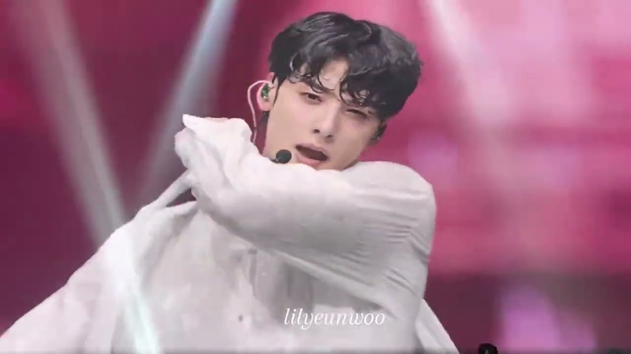 ASTRO - MORE performance @offclASTRO @offclCHAEUNWOO #astro #more #seoul #concert