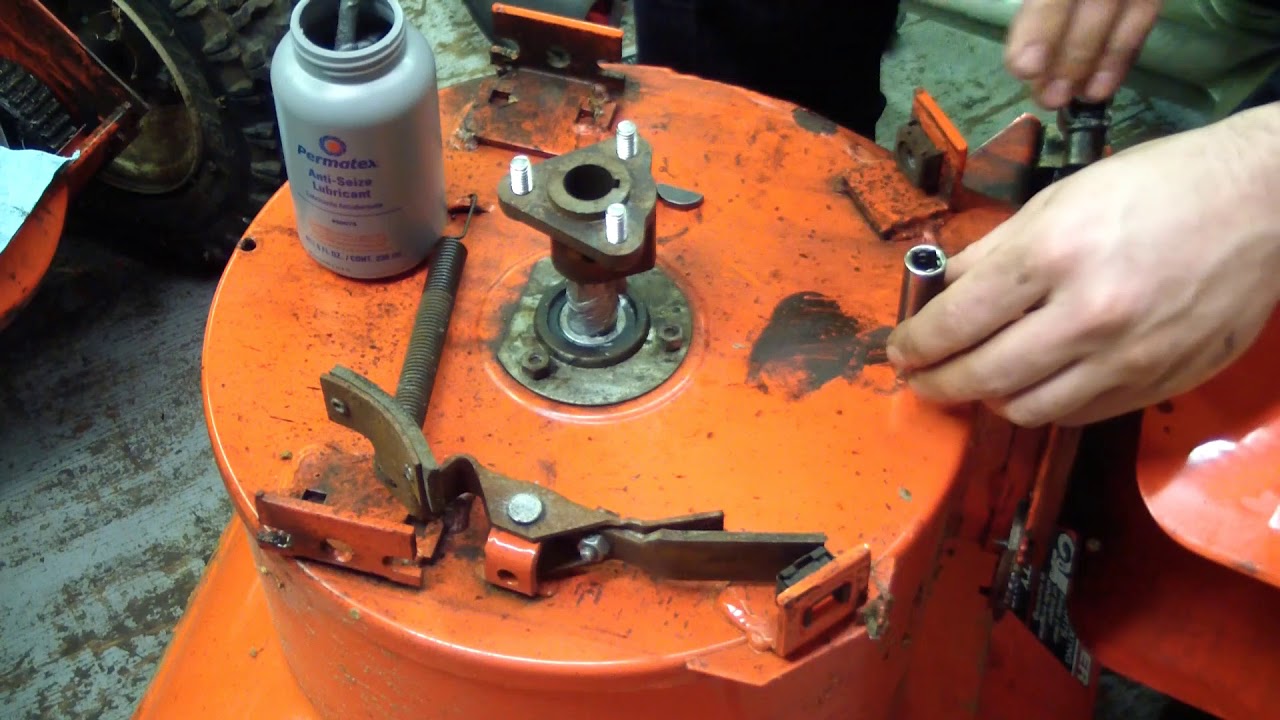 Замена подшипника шнека на экскаваторе Ariens ST824.