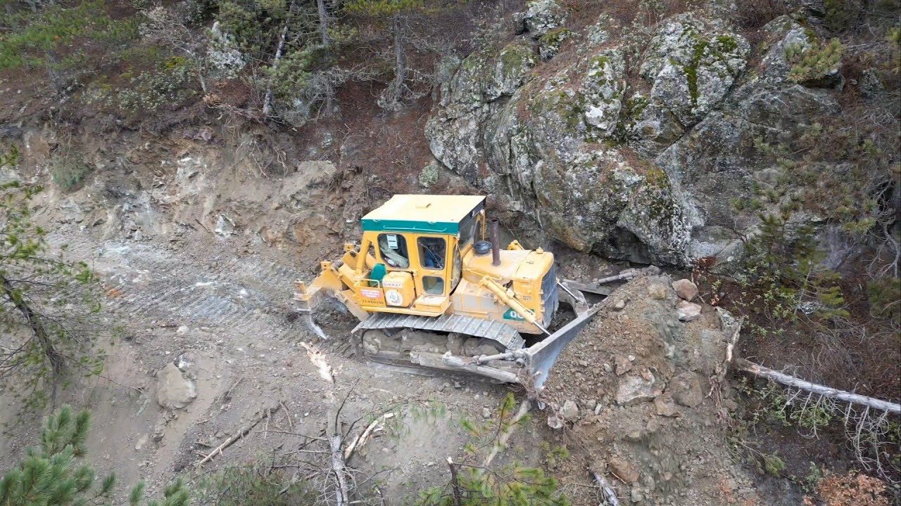 CAT D7 BÜYÜK KAYALARLA SAVAŞIYOR _fighting with big rocks#keşfet #bulldozer #caterpiller