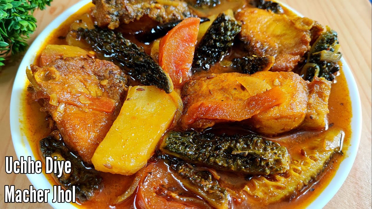 Uchhe Diye Macher Jhol | উচ্ছে দিয়ে রুই মাছের পাতলা ঝোল | Bengali Fish Curry With Bitter Gourd