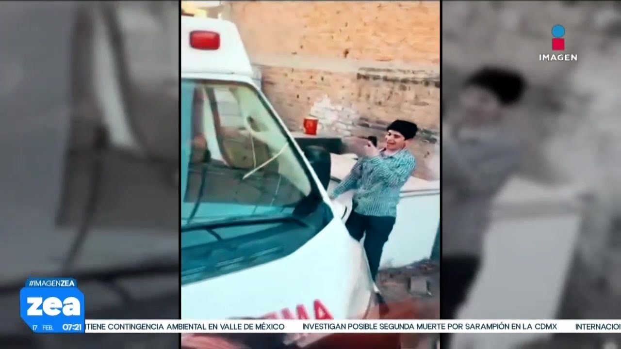 Jóvenes en presunto estado de ebriedad juegan arriba de una ambulancia en Aguascalientes