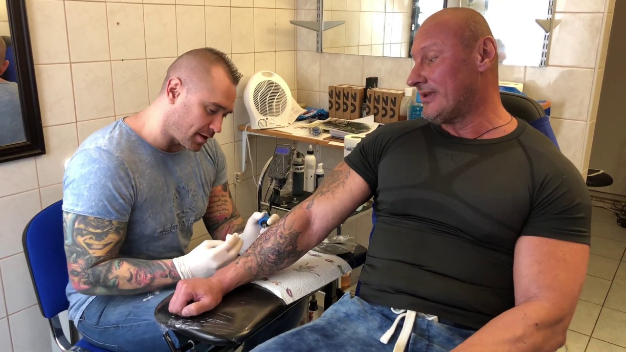 Hogyan dolgozik egy tetoválóművész?