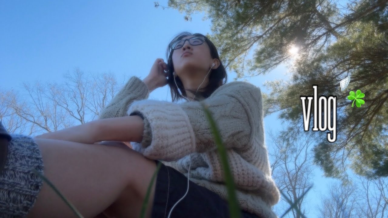 introvert’s slice of life | reading outside (book recs?) + café runs