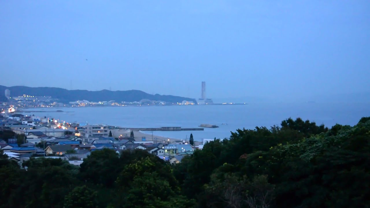 三浦海岸のホテルから鉄塔などの航空障害灯が見える夕方の眺望