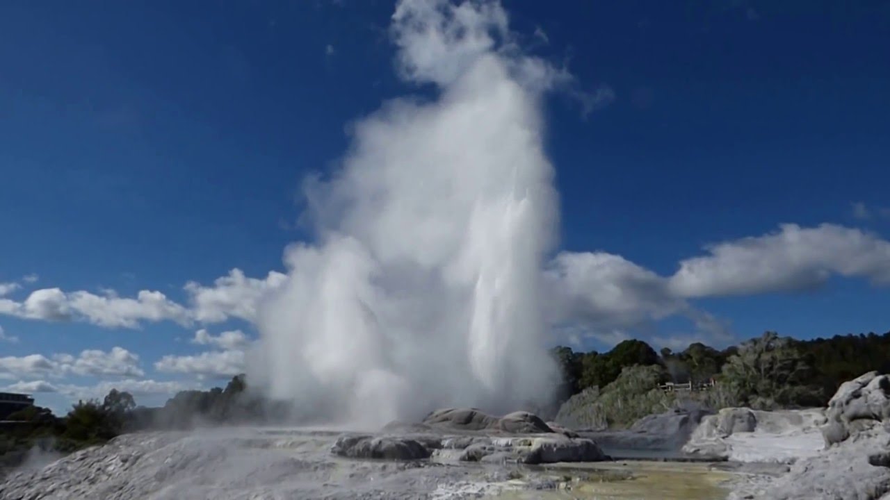 Pohutu Geyser in Rotorua, New Zealand