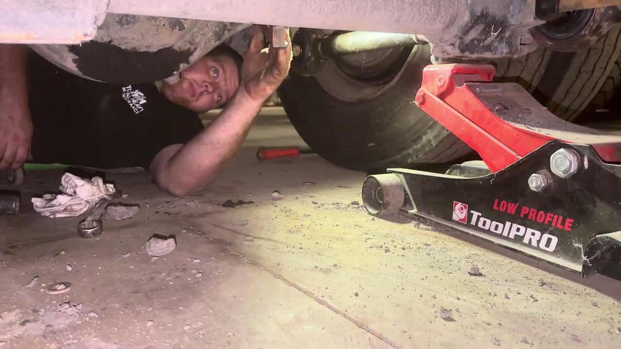 1989 Isuzu FVZ HR Bottom Torque Rod Bushes & Top Diff Stay Replacement PART 2