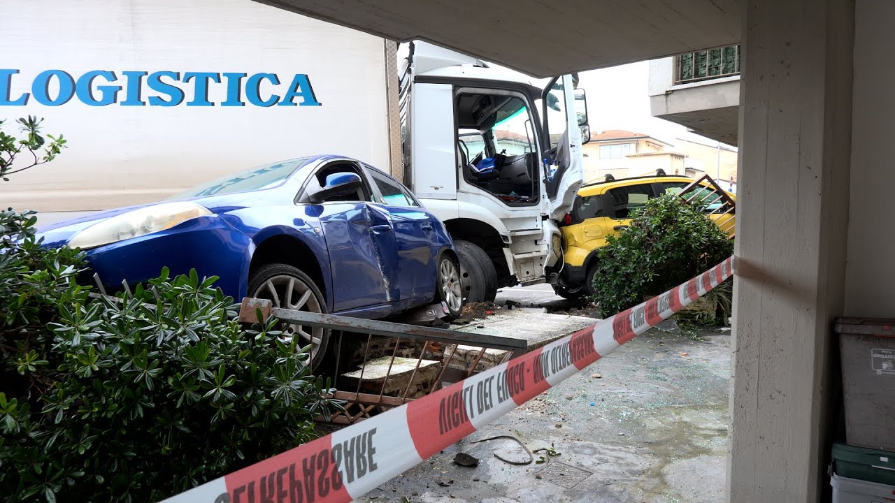 Malore al volante, camionista travolge tre auto