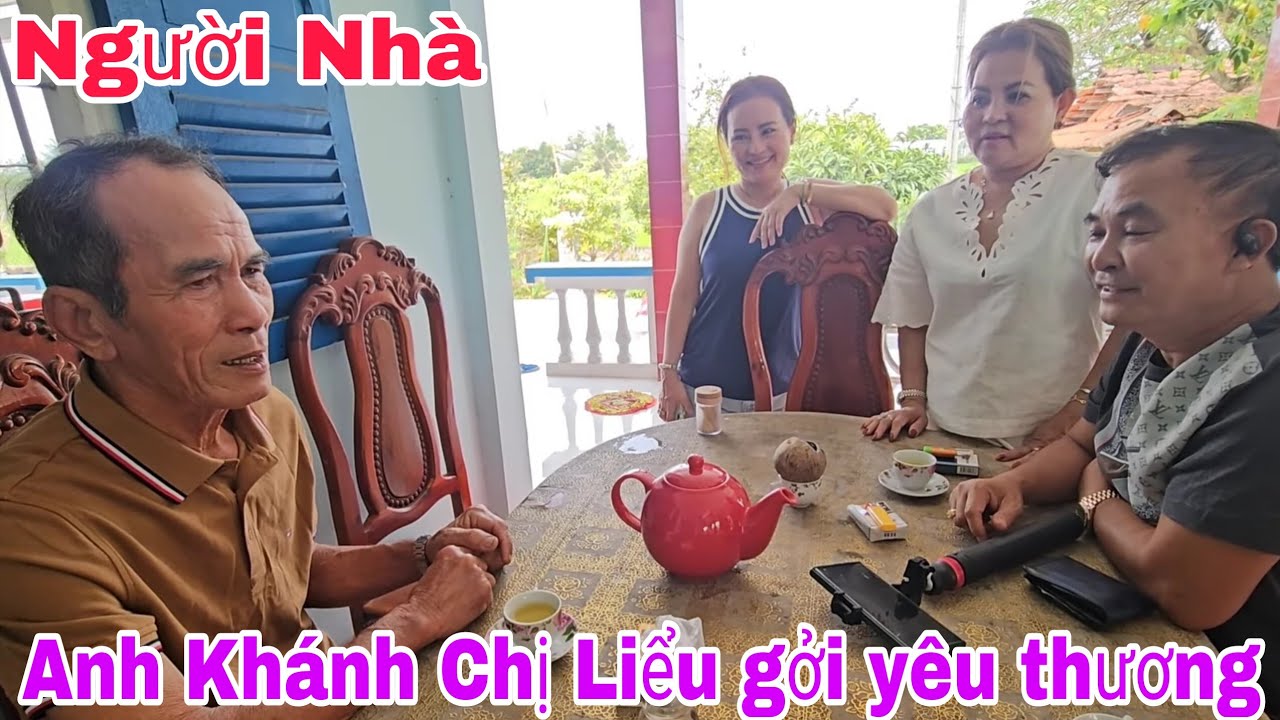 Anh Khánh Chị Liểu tặng quà yêu thương cho Gia Đình Khánh Phong/ Hình ảnh chân thành mộc mạc của GĐ.