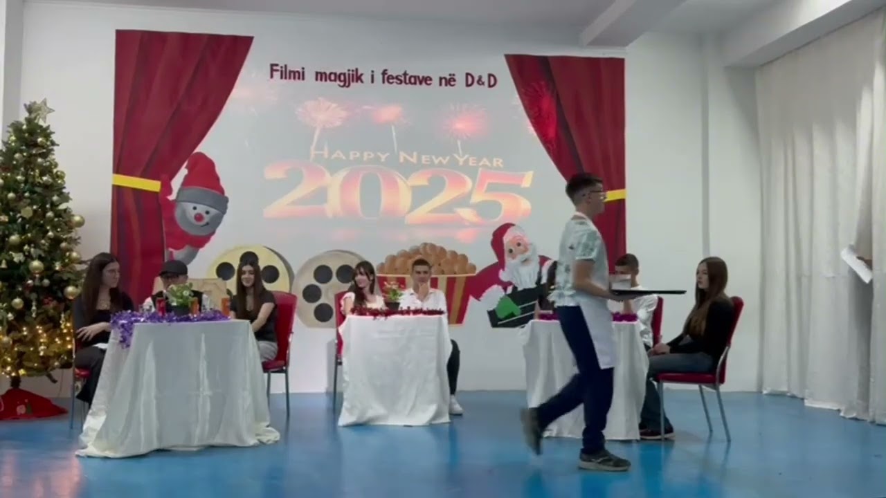 Klasa e tetë me një performancë humoristike.