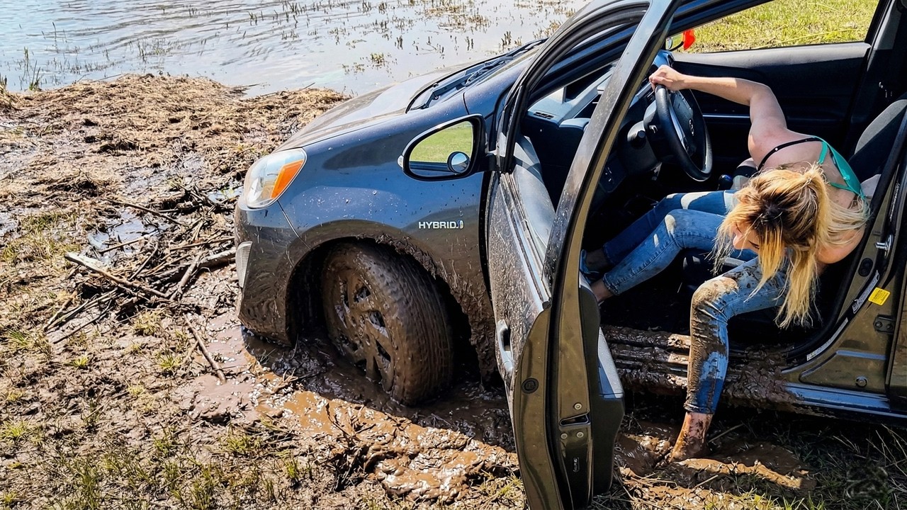 CAR STUCK IN DESERT BLONDIE LADY PEDALPUMPING TOYOTA PRIUS
