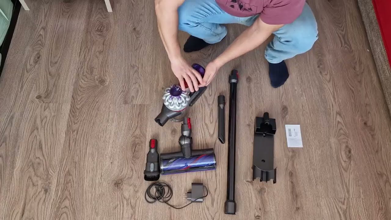 Unboxing and testing the Dyson V8 Advanced Cordless Vacuum Cleaner
