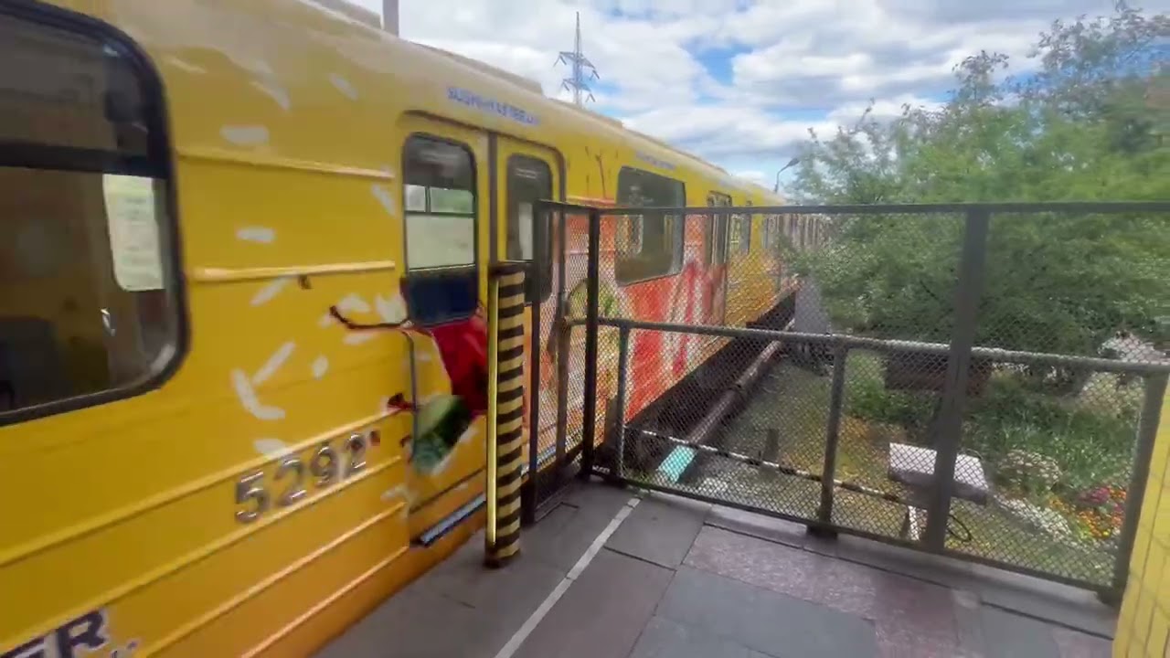 Е-КМ та Ема-502 на станції Чернігівська #потяг #київ #метро  #ukraine #train 