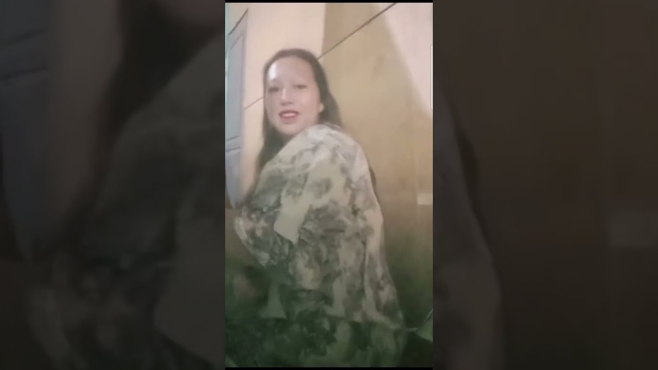 Живая беременная женщина с множеством детей 