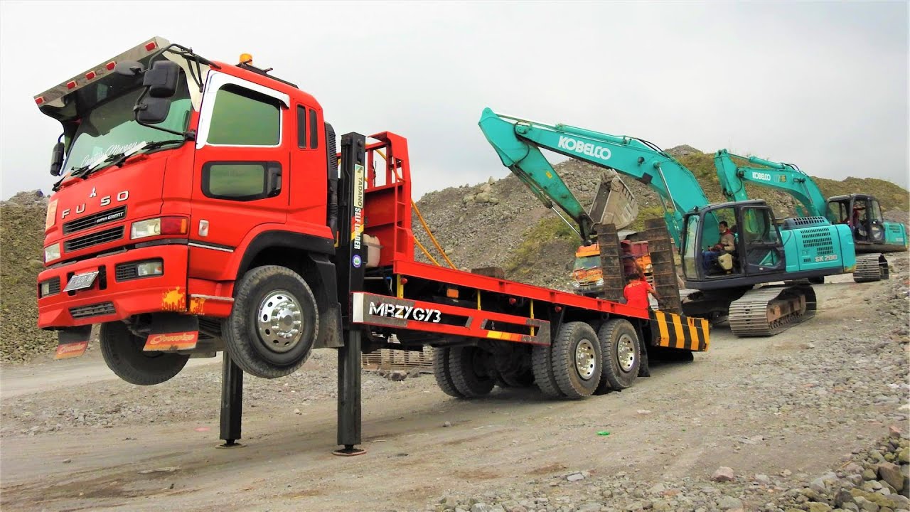 10 Wheeler Super Great Fuso Self Loader Truck Transporting Excavator Kobelco SK200