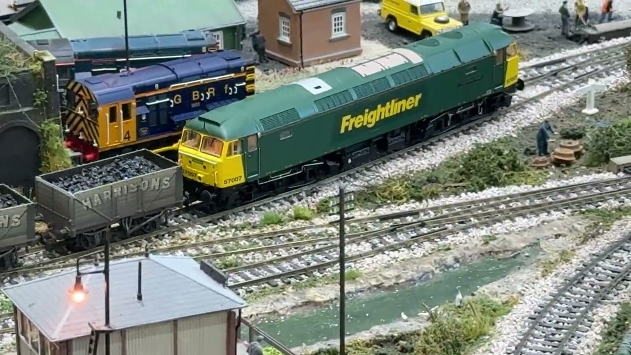 Macro video of 57007 Freightliner Bond. DCC with sound.