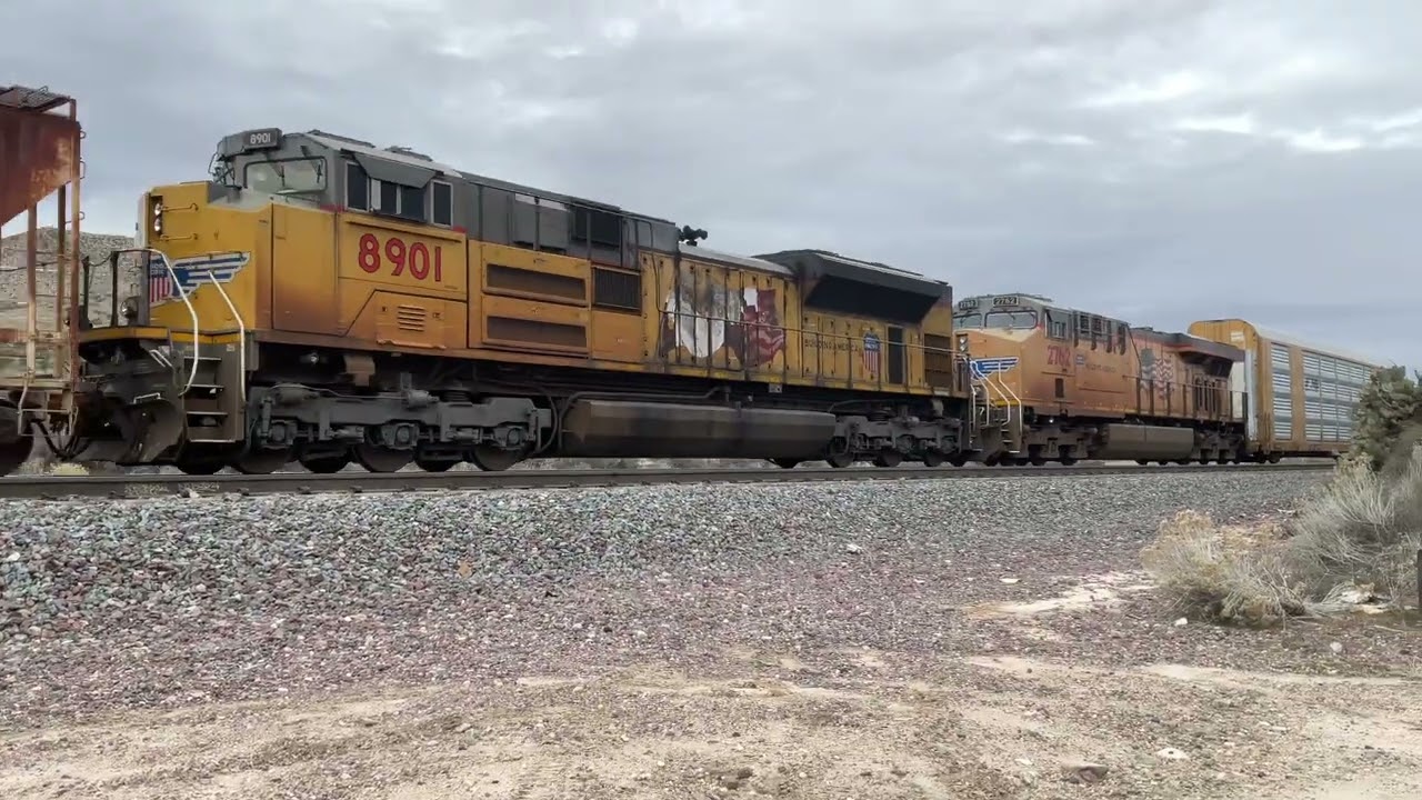 Happy New Year 🎊🎆 a cold windy day in the Cajon Pass Summit watching trains ￼
