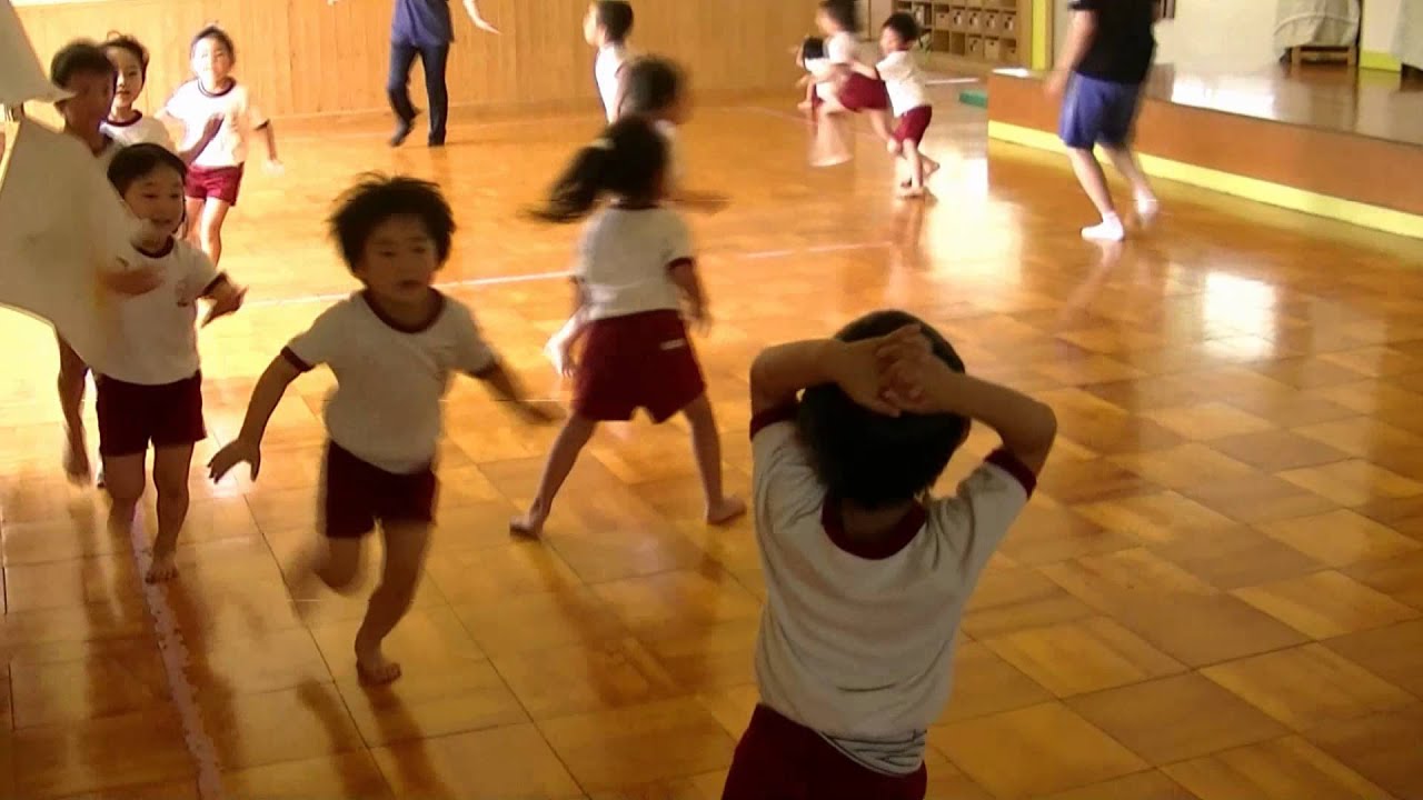 ゆり組がホールでバナナおに