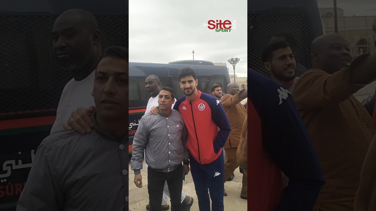 مغاربة وزوار من دول إفريقية يلتقطون الصور مع المنتخب التونسي في مسجد الحسن التاني