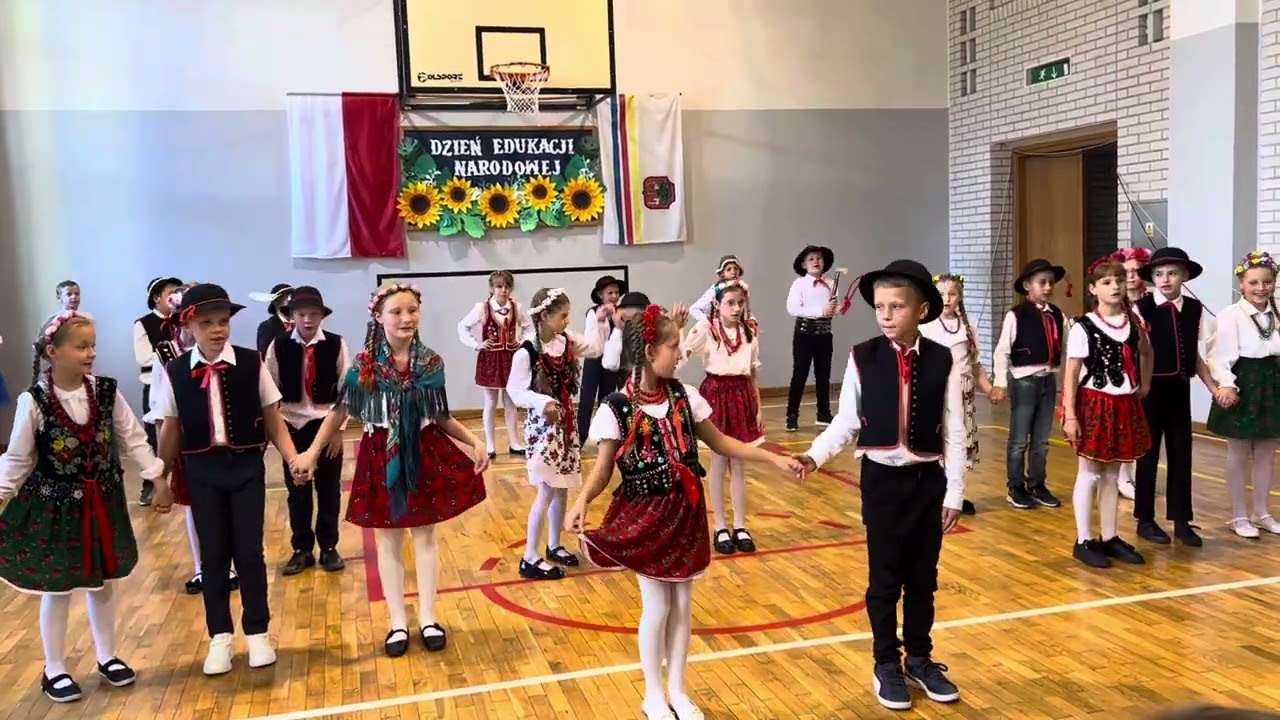 Taniec dzieci z klasy 3a na akademii z okazji Dnia Edukacji Narodowej 10.10.2024