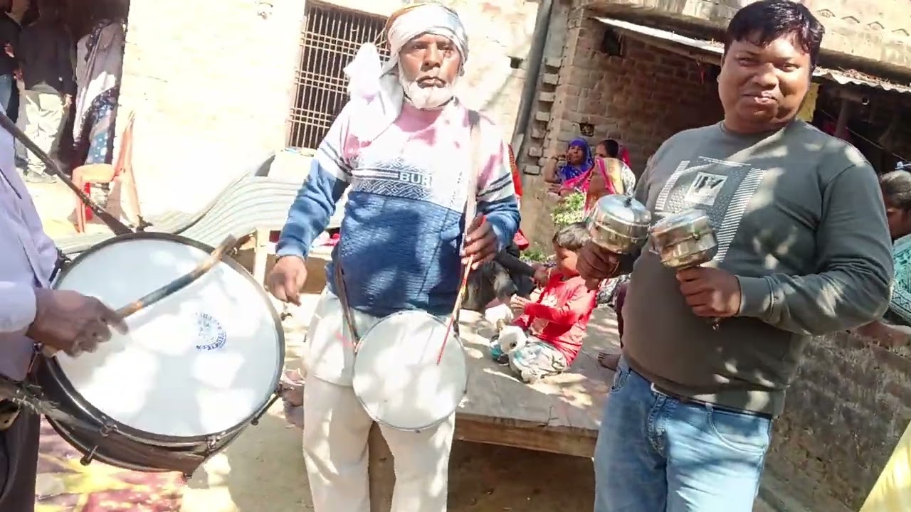 आज मेरे भाई खुश होकर बैंड बाजा बारात में घुन घुना बजाया 