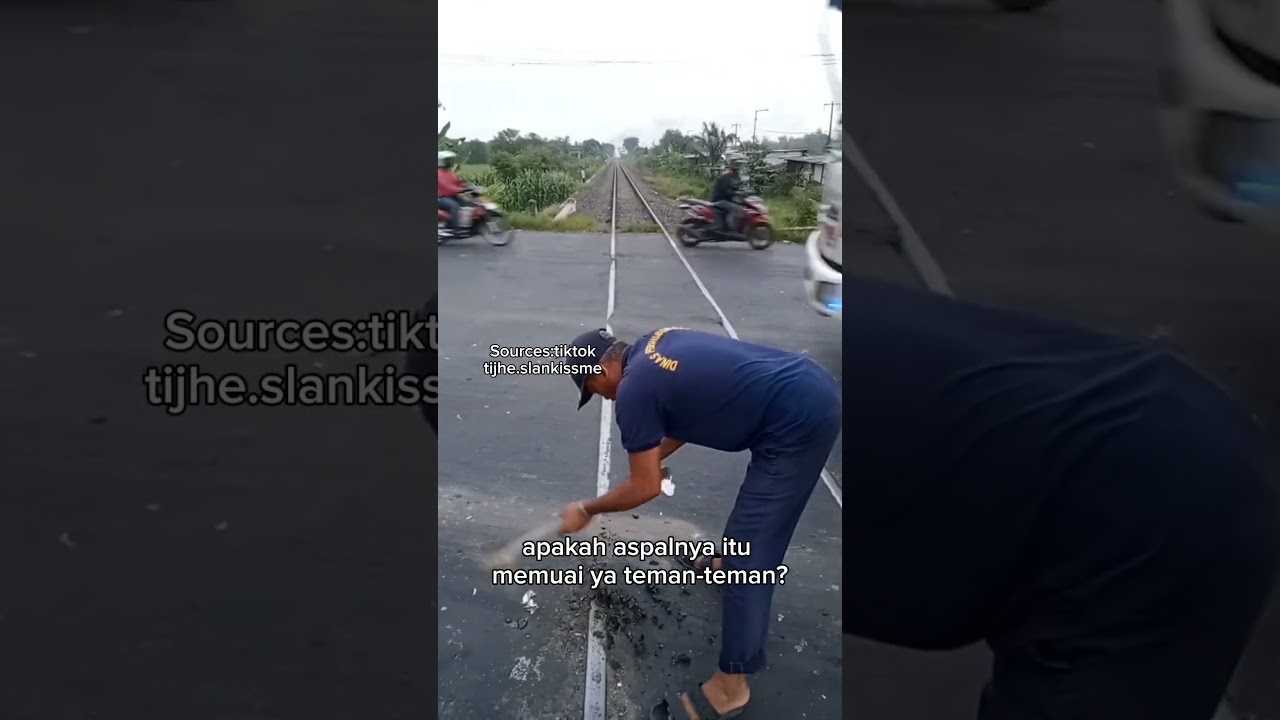 Ketika rel kereta api tertutup aspal #unik #shorts