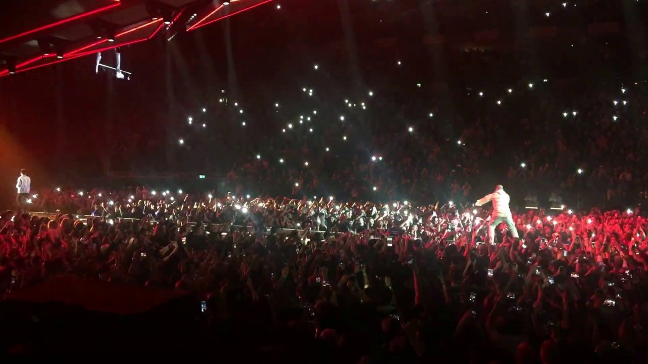 SURPRISE DRAKE VISIT HONOURS THE WEEKND AT LONDON O2 ARENA 2017. LEGEND OF THE FALL UK TOUR. STARBOY