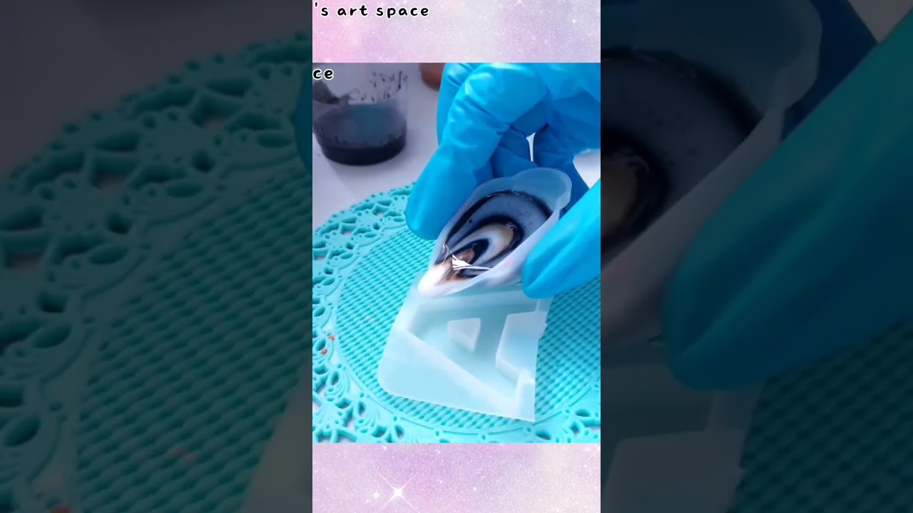 dirty pour technique in #resin letter mold #epoxyresinart #epoxyresincrafts #resinart #resinwithme