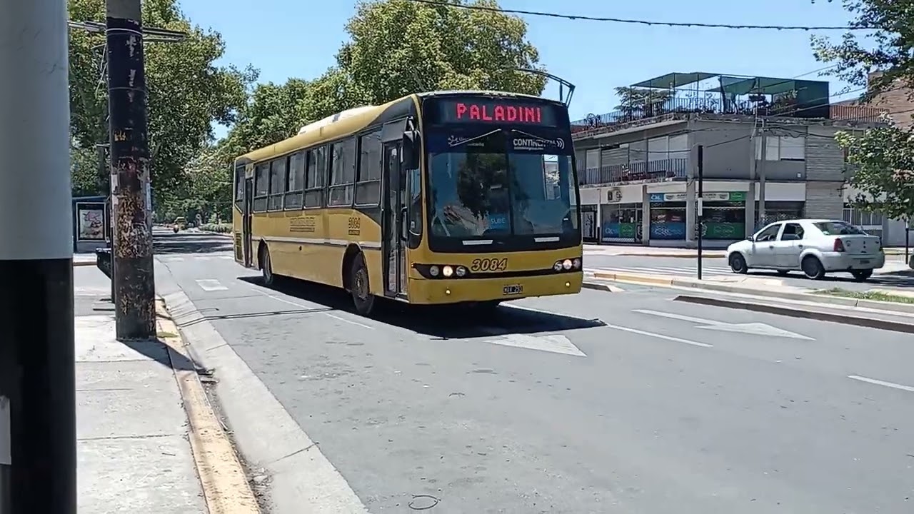 Linea 35/9 ROJA Interno 3084 Nuovobus Bambam O500U ZF en Avenida San Martin y Garibaldi.