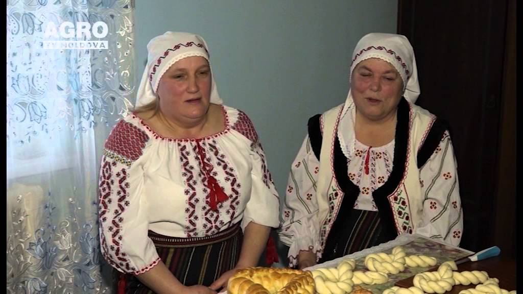 Gospodinele din Bălăbănești coc colaci de Revelion
