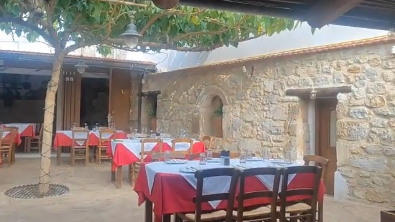Crete, Kreta, Rethymno - a strange restaurant, eine etwas andere Taverne, μια διαφορετική ταβέρνα.