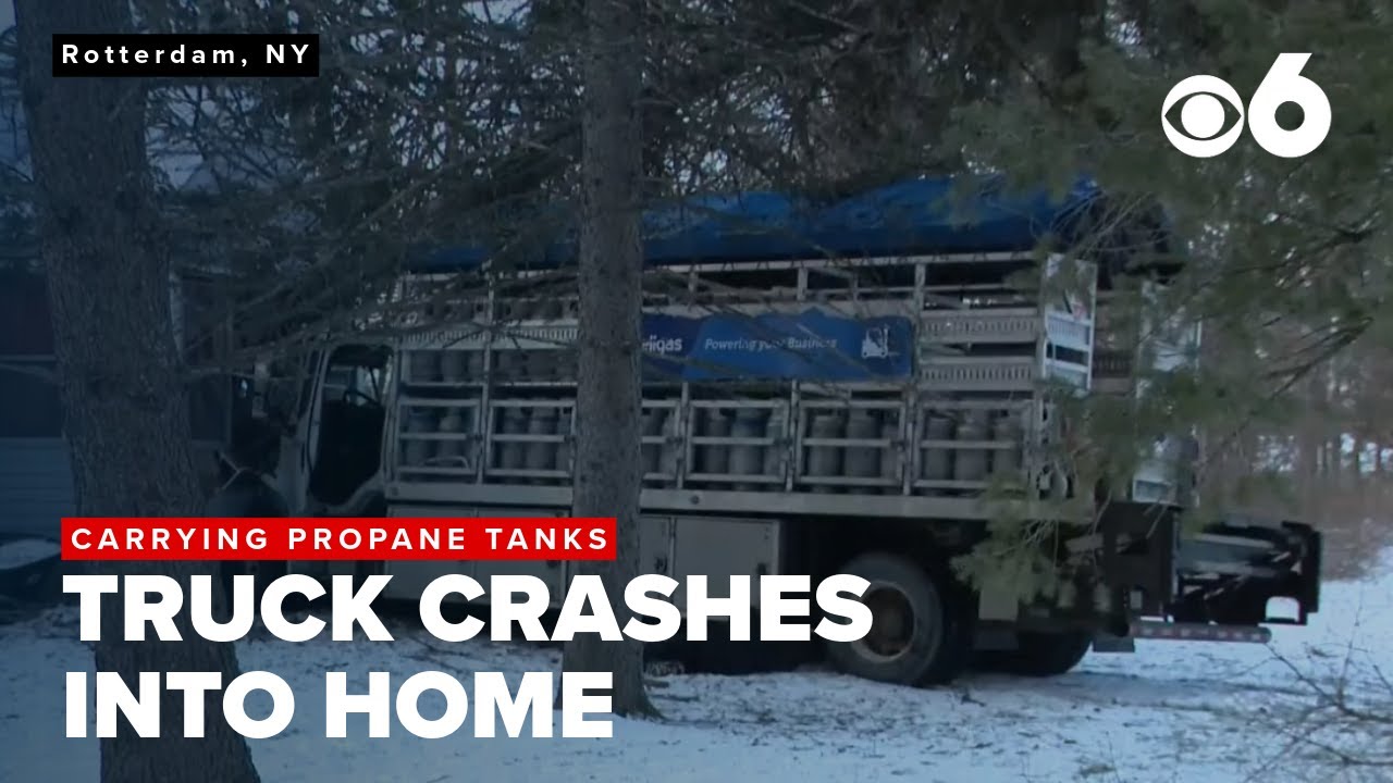 Truck carrying propane tanks crashes into house in Rotterdam