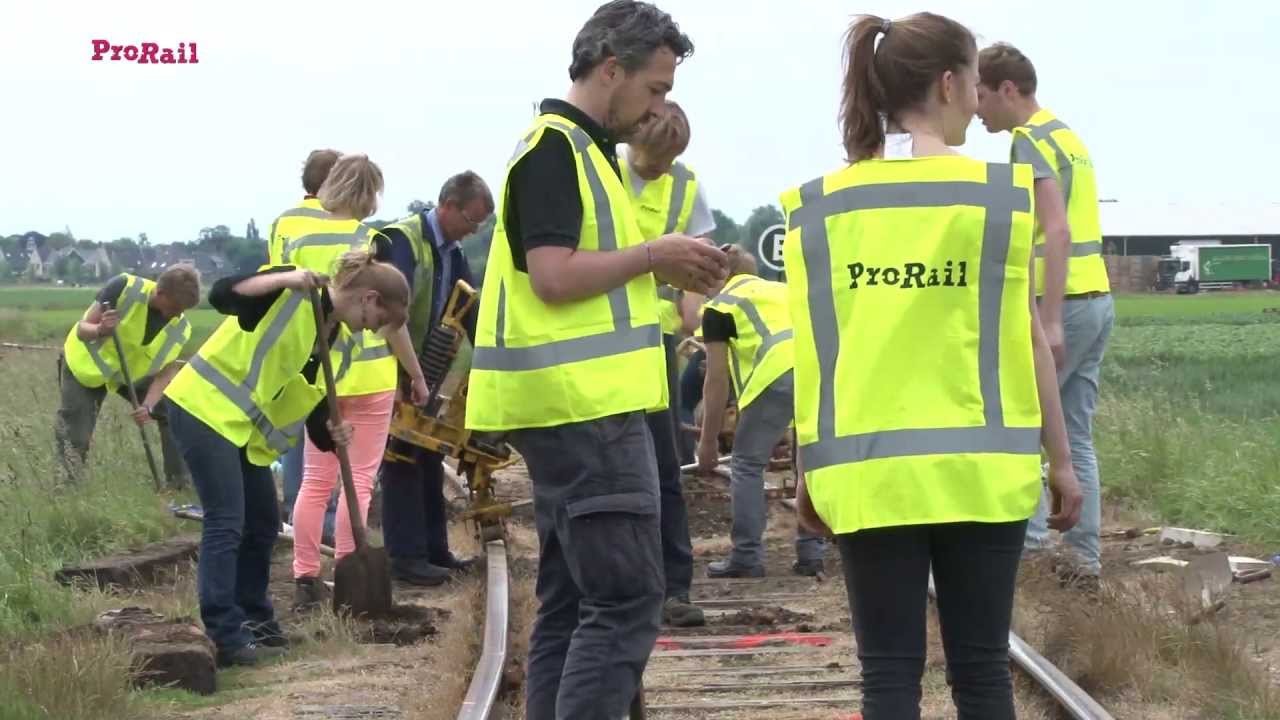 ProRail trainees vervangen dwarsliggers museumlijn Hoorn--Medemblik