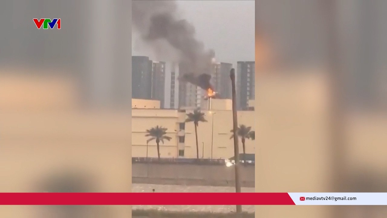 Cột khói bốc lên từ khuôn viên Đại sứ quán Mỹ ở Iraq nghi do trúng tên lửa | Cụm tin | VTV24