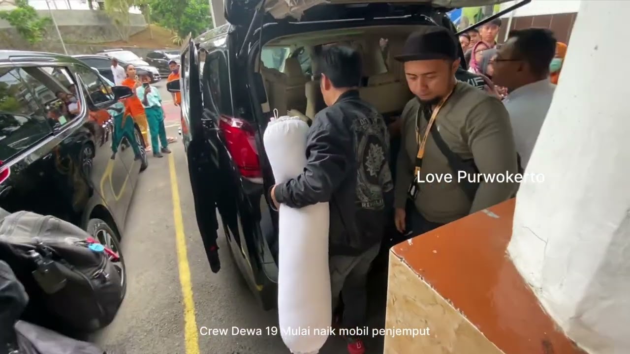 Ahmad Dhani Dewa 19 Stasiun Purwokerto : Ada bantal guling putih selalu di bawa #dewa19 #purwokerto