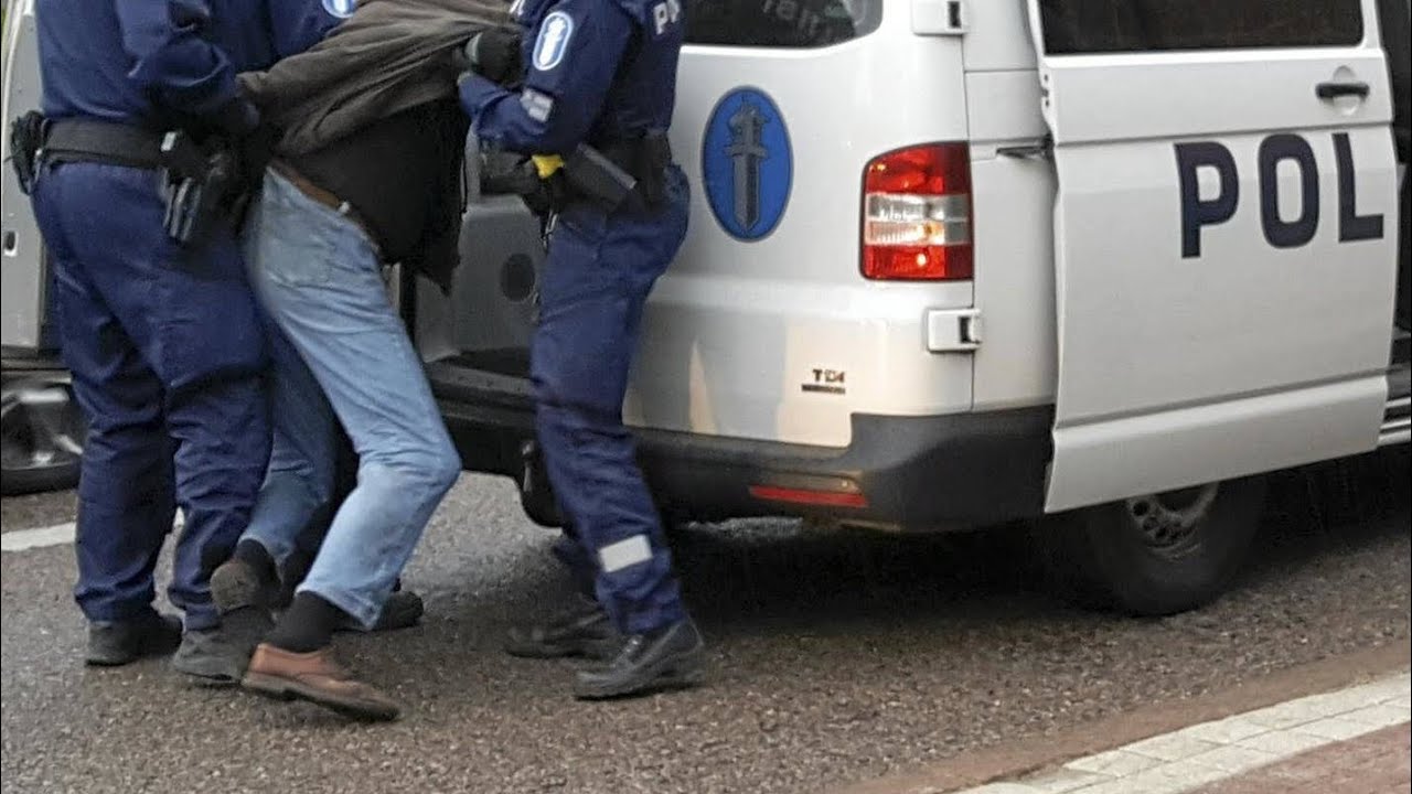 Poliisit - Rattijuoppo ajaa 224 km/h poliisia vastaan