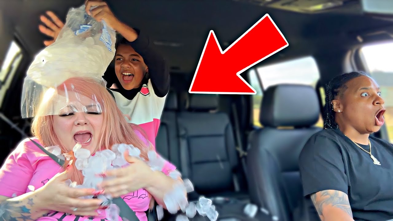 DUMPING A BAG OF ICE 🧊ON MY MAMA TO SEE HER REACTION !