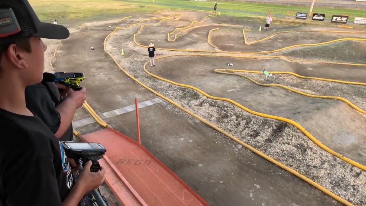 E-BUGGY Racing on Wet Dirt and Wood Chips at BEGO with Tekno EB48 2.1 - Netcruzer RC