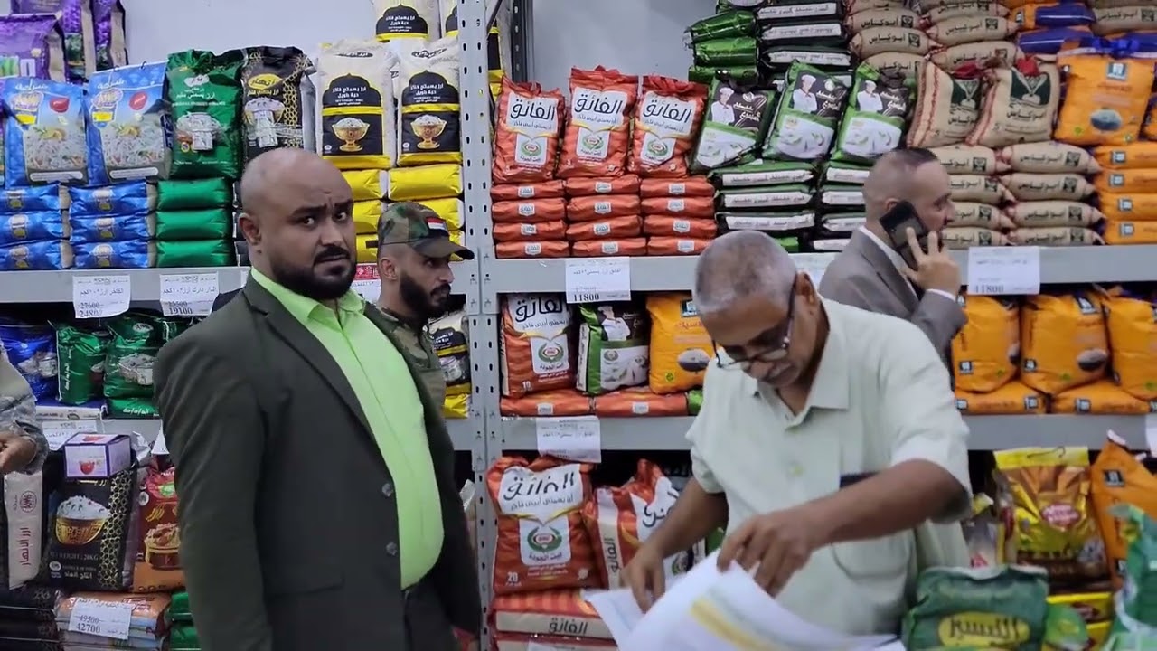 لجنة مشتركة من وزارة الصناعة والنيابة تنفذان حملة رقابية واسعة وتغلق محلات مخالفة بعدن