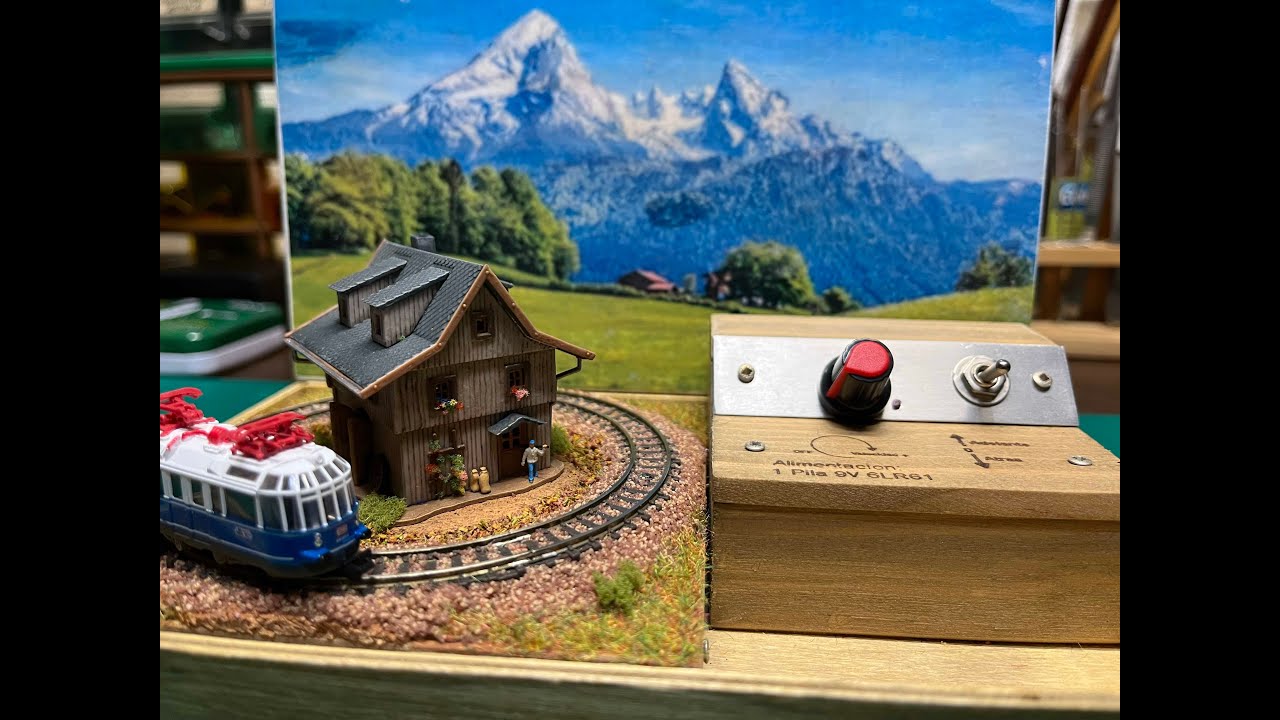 Maqueta de  trenes escala Z en una caja. Small Z Shorty layout in box. 箱入りの小型Zショーティーレイアウト