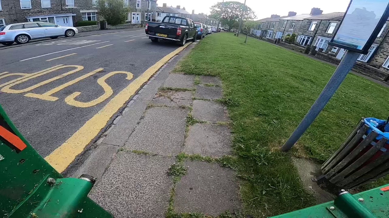 Grass cutting ransomes ride on